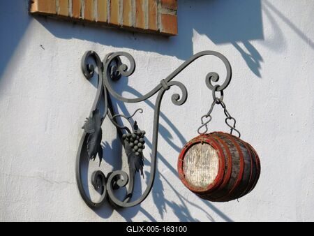 Cégér egy borpince falán Dunakömlõdön-stock-foto