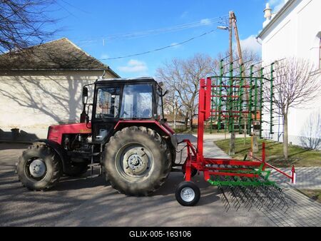 Traktor vontatta gyomfésû - Madocsa-stock-foto