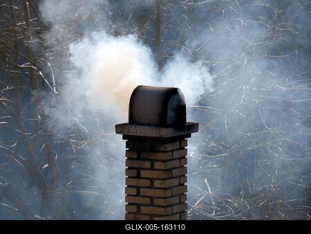 Füstölõ kémény - Kéményfüst-stock-foto