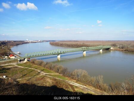 Híd a Dunán Dunaföldvárnál-stock-foto
