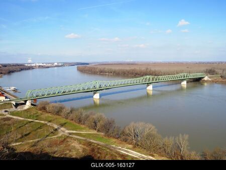 Duna-híd Dunaföldvárnál-stock-foto