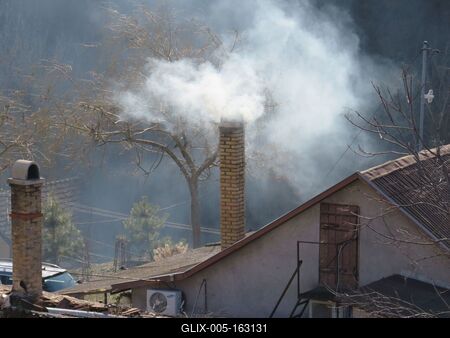 Füstölõ kémény - Kéményfüst-stock-foto