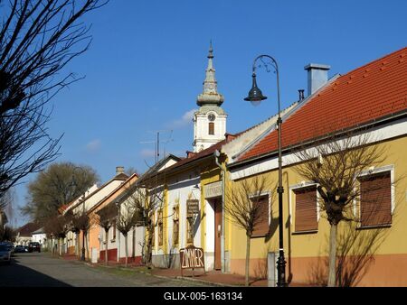 Dunaföldvári utca templomtoronnyal-stock-foto