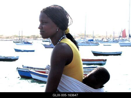 Cape Verde - African mother with her child in Palmeira, Sal Island.-stock-foto