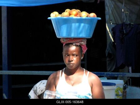Cape Verde - Africal Apple vendor - Market - Praia-stock-foto