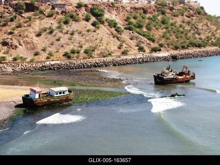 Cape Verde - Shipwrecked ships in Praia harbor-stock-foto