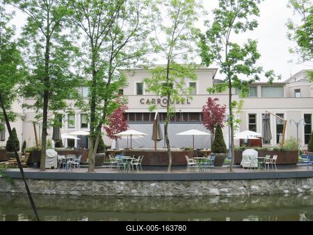 Cluj-Napoca (Kolozsvár), 9 May 2017Details of the Central Park (Parcul Central): the Carrousel and the Boating Lake.A Központi Park (Parcul Central) részlete: a Carrousel és a csónakázó tó.-stock-foto