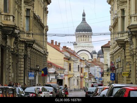 Cluj-Napoca (Kolozsvár), 8 May 2017Iuliu Maniu street and Assumption Cethedral.A Iuliu Maniu utca és a Szûzanya mennybemenetelese katedrális kupolája. Neo-bizánci stílus (1933).-stock-foto