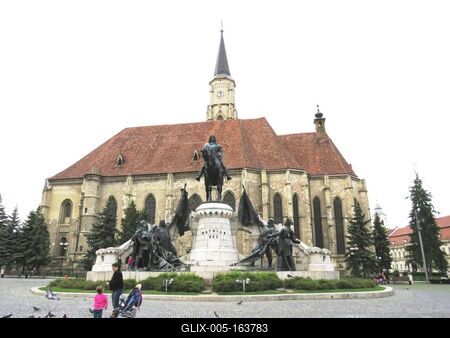 Cluj-Napoca (Kolozsvár), 8 May 2017The St. Michael Church and the Monument of King Mathias.A Szent Mihály templom (1487) és a Mátyás király emlékmû. A szobor Fadrusz János alkotása 1902-bõl.-stock-foto