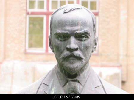 Cluj-Napoca (Kolozsvár), 9 May 2017Bust of romanian poet, novelist, journalist, editor George Co?buc.George Co?buc (1866-1918), erdélyi születésû román költõ, író, újságíró, szerkesztõ, mûfordító és tanár; a 19–20. századi román költészet egyik legjelentõsebb személyisége. 1916-tól a Román Akadémia rendes tagjának mellszobra. Artur Vetro 1960-ban készült alkotása.-stock-foto