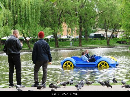 Cluj-Napoca (Kolozsvár), 9 May 2017Details of the Central Park (Parcul Central): the Boating Lake.A Központi Park (Parcul Central) részlete: a csónakázó tó.-stock-foto