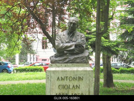 Cluj-Napoca (Kolozsvár), 9 May 2017Bust of conductor Antonin Ciolan.Antonin Ciolan (1883-1970) román karmester mellszobra. Ion Irimescu alkotása.-stock-foto