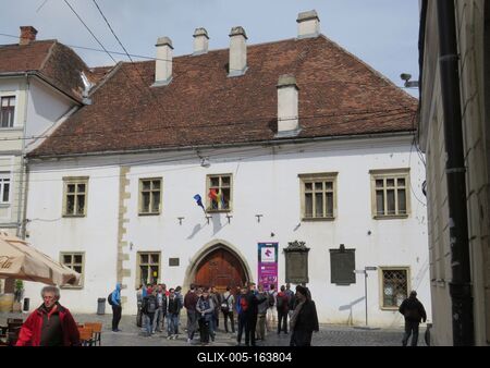 Cluj-Napoca (Kolozsvár), 9 May 2017Hungarian Students at the Birthplace of King Mathias, King of Hungary.Magyar diákok Mátyás király szülõházánál.-stock-foto
