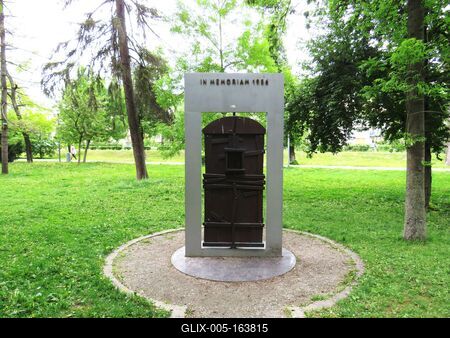 Cluj-Napoca (Kolozsvár), 9 May 2017Monument to the memory of the Hungarian Revolution of 1956 in the Central Park.1956-os emlékmû a Central Parkban.-stock-foto
