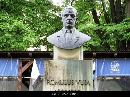 Cluj-Napoca (Kolozsvár), 9 May 2017The bust of ethnologist, ethnographer, anthropologist Romulus Vuia.Romulus Vuia (1887-1960) etnológus, etnográfus, antropológus mellszobra.-stock-foto