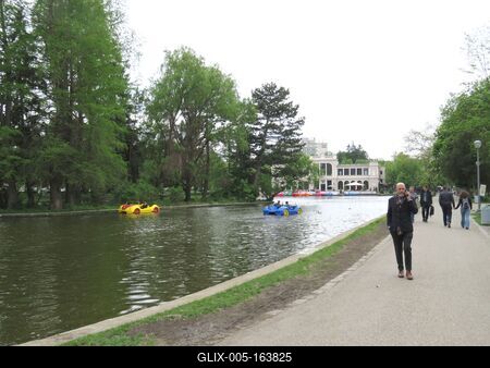 Cluj-Napoca (Kolozsvár), 9 May 2017Details of the Central Park (Parcul Central): the Carrousel and the Boating Lake.A Központi Park (Parcul Central) részlete: a Carrousel és a csónakázó tó.-stock-foto