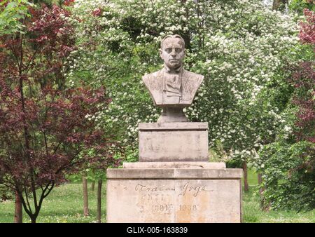 Cluj-Napoca (Kolozsvár), 9 May 2017Bust of the romanian poet, drama writer and former Prime Minister of Romanian Monarchy, Octavian Goga.Octavian Goga (1881-1938)  román költõ, drámaíró, politikus, miniszter, a Román Királyság miniszterelnökének mellszobra. Ioan Mihele 1987-ben készült alkotása.-stock-foto