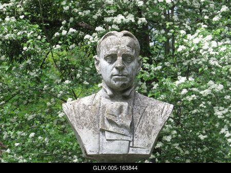 Cluj-Napoca (Kolozsvár), 9 May 2017Bust of the romanian poet, drama writer and former Prime Minister of Romanian Monarchy, Octavian Goga.Octavian Goga (1881-1938)  román költõ, drámaíró, politikus, miniszter, a Román Királyság miniszterelnökének mellszobra. Ioan Mihele 1987-ben készült alkotása.-stock-foto