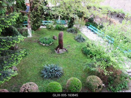 Cluj-Napoca (Kolozsvár), 8 May 2017The garden of the Virthplace of King Mathias.Mátyás király szülõházának kertje.-stock-foto