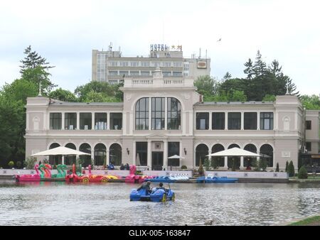 Cluj-Napoca (Kolozsvár), 9 May 2017Details of the Central Park (Parcul Central): the Carrousel and the Boating Lake.A Központi Park (Parcul Central) részlete: a Carrousel és a csónakázó tó.-stock-foto