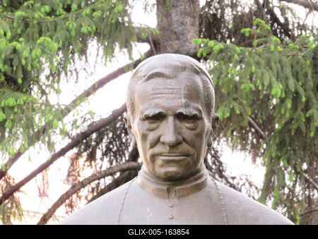 Cluj-Napoca (Kolozsvár), 9 May 2017Statue of Bishop Márton Áron.Márton Áron (1896-1980) püspök szobra a Szent Mihály templom mellett. Bocskai Vince 2009-ben készült alkotása.-stock-foto