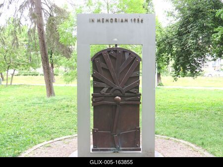 Cluj-Napoca (Kolozsvár), 9 May 2017Monument to the memory of the Hungarian Revolution of 1956 in the Central Park.1956-os emlékmû a Central Parkban.-stock-foto