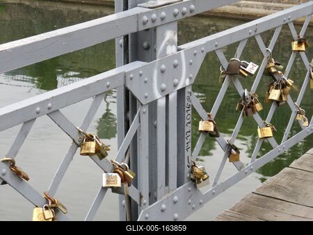 Cluj-Napoca, 11 May 2017Love padlocks in a bridge over the river Somes.Szerelemlakatok egy kolozsvári hídon a Szamos fölött.-stock-foto
