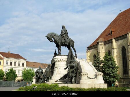 Cluj-Napoca (Kolozsvár), 9 May 2017The St. Michael Church and the Monument of King Mathias.A Szent Mihály templom (1487) és a Mátyás király emlékmû. A szobor Fadrusz János alkotása 1902-bõl.-stock-foto