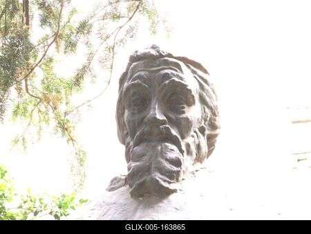 Cluj-Napoca (Kolozsvár), 8 May 2017Statue of humanist historian, Nicolae Olahus (Oláh Miklós).Nicolae Olahus (Oláh Miklós) /1493-1568/ szobra a Babes-Bolyai egyetem bölcsészettudományi karának udvarán. Oláh Miklós anyai ágról magyar, apai ágról román származású humanista és történész aki a Magyar Királyság területén tevékenykedett, esztergomi érsek, Hont vármegye fõispánja, királyi helytartó.-stock-foto