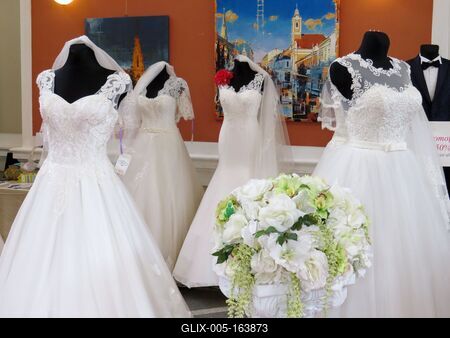 Cluj-Napoca (Kolozsvár), 9 May 2017Wedding dresses at the Cluj-Napoca wedding exposition.Esküvõi ruhák a kolozsvári Casinóban rendezett esküvõi kiállításon.-stock-foto