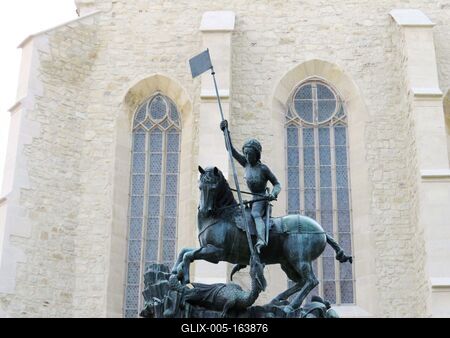 Cluj-Napoca (Kolozsvár), 9 May 2017The Dragonfighting Saint George statue at the Calvinist CathedralA Sárkányölõ Szent György szobor a Farkas utcai református templom elõtt.. A kolozsvári testvérpár, Márton és György alkotásának másolata. Az eredeti szobor 1373-ban készült és Prágában, a Hradzsin udvarán áll.-stock-foto