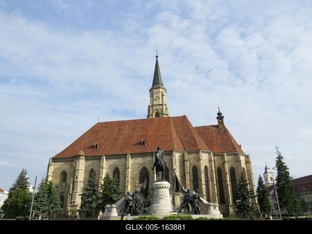 Cluj-Napoca (Kolozsvár), 9 May 2017The St. Michael Church and the Monument of King Mathias.A Szent Mihály templom (1487) és a Mátyás király emlékmû. A szobor Fadrusz János alkotása 1902-bõl.-stock-foto
