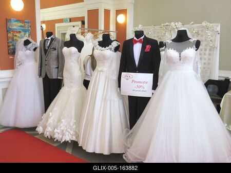 Cluj-Napoca (Kolozsvár), 9 May 2017Wedding dresses at the Cluj-Napoca wedding exposition.Esküvõi ruhák a kolozsvári Casinóban rendezett esküvõi kiállításon.-stock-foto