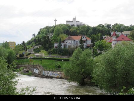 Cluj-Napoca (Kolozsvár), 8 May 2017The Somes river and the Cetatuia Park.A Szamos és a Cetatuia park.-stock-foto