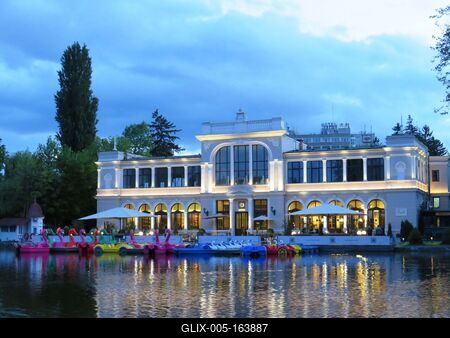 Cluj-Napoca (Kolozsvár), 8 May 2017Details of the Central Park (Parcul Central): the Carrousel and the Boating Lake.A Központi Park (Parcul Central) részlete: a Carrousel és a csónakázó tó.-stock-foto