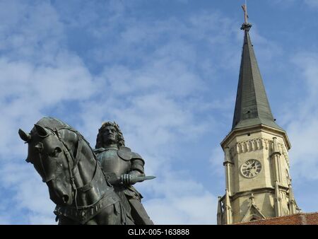 Cluj-Napoca (Kolozsvár), 9 May 2017The St. Michael Church and the Monument of King Mathias.A Szent Mihály templom (1487) és a Mátyás király emlékmû. A szobor Fadrusz János alkotása 1902-bõl.-stock-foto
