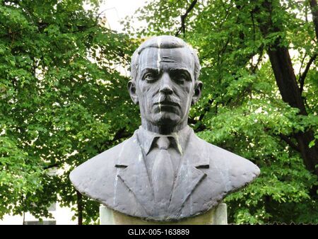 Cluj-Napoca (Kolozsvár), 9 May 2017The bust of ethnologist, ethnographer, anthropologist Romulus Vuia.Romulus Vuia (1887-1960) etnológus, etnográfus, antropológus mellszobra.-stock-foto