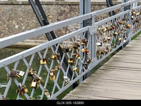 Cluj-Napoca, 11 May 2017Love padlocks in a bridge over the river Somes.Szerelemlakatok egy kolozsvári hídon a Szamos fölött.-stock-foto