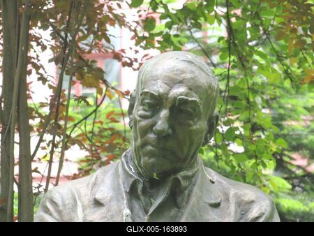 Cluj-Napoca (Kolozsvár), 9 May 2017Bust of conductor Antonin Ciolan.Antonin Ciolan (1883-1970) román karmester mellszobra. Ion Irimescu alkotása.-stock-foto
