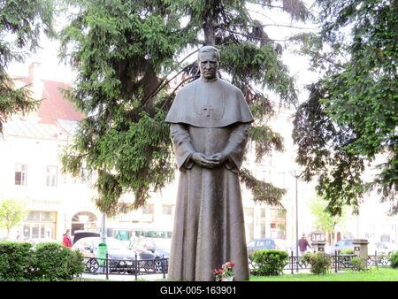 Cluj-Napoca (Kolozsvár), 9 May 2017Statue of Bishop Márton Áron.Márton Áron (1896-1980) püspök szobra a Szent Mihály templom mellett. Bocskai Vince 2009-ben készült alkotása.-stock-foto