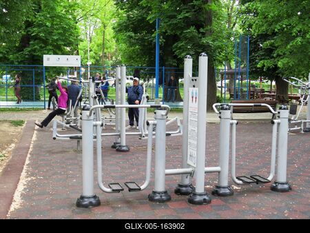 Cluj-Napoca (Kolozsvár), 9 May 2017Open Air fitness equipments in the Central Park.Szabad ég alatti edzõgépek a Központi Parkban.-stock-foto