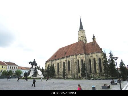 Cluj-Napoca (Kolozsvár), 8 May 2017The St. Michael Church and the Monument of King Mathias.A Szent Mihály templom (1487) és a Mátyás király emlékmû. A szobor Fadrusz János alkotása 1902-bõl.-stock-foto