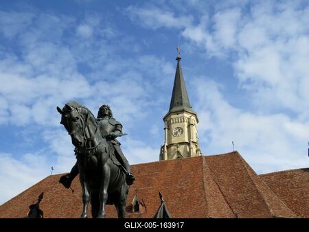 Cluj-Napoca (Kolozsvár), 9 May 2017The St. Michael Church and the Monument of King Mathias.A Szent Mihály templom (1487) és a Mátyás király emlékmû. A szobor Fadrusz János alkotása 1902-bõl.-stock-foto