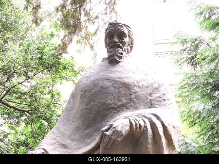 Cluj-Napoca (Kolozsvár), 8 May 2017Statue of humanist historian, Nicolae Olahus (Oláh Miklós).Nicolae Olahus (Oláh Miklós) /1493-1568/ szobra a Babes-Bolyai egyetem bölcsészettudományi karának udvarán. Oláh Miklós anyai ágról magyar, apai ágról román származású humanista és történész aki a Magyar Királyság területén tevékenykedett, esztergomi érsek, Hont vármegye fõispánja, királyi helytartó.-stock-foto