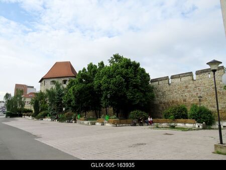Cluj-Napoca (Kolozsvár), 9 May 2017The medieval castle walls and the Szabók bastion.A középkori várfal és a Szabók bástya.-stock-foto