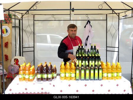 Târgu Mure? (Marosvásárhely), 11 May 2017Landing fair with olive and sunflower oils.Kirakodóvásár oliva és napraforgó olajjal.-stock-foto