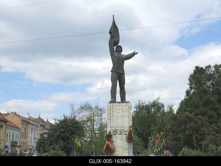 Târgu Mures (Marosvásárhely), 10 May 2017Statue of the romanian soldier.Román katona szobra. Izsák Márton, Csorvássy István 1964-ben készült alkotása.-stock-foto