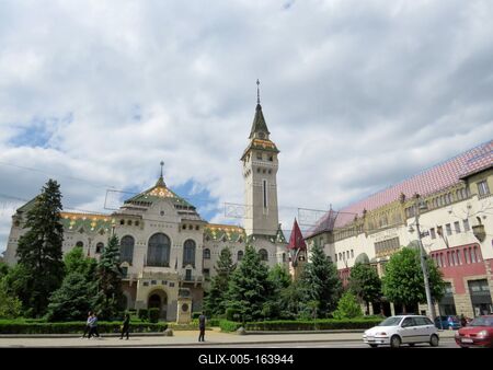 Târgu Mures (Marosvásárhely), 10 May 2017The Prefecture Palace with tower and the Palace of Culture (right).A Cifra palota, a megyei közigazgatás (prefektura) tornyos épülete, és a Kultúrpalota. Mindkettõ a XX. sz. elején épült.-stock-foto
