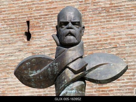 Târgu Mureº (Marosvásárhely), 10 May 2017Statue of hungarian matematician, professor Vályi Gyula.Vályi Gyula matematikus, egyetemi tanár, a kolozsvári egyetem professzorának, a Magyar Tudományos Akadémia levelezõ tagjának szobra a középkori várfal alatt. A szobor Miholcsa József 2012-ben készült alkotása.-stock-foto