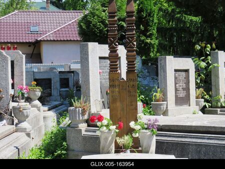Târgu Mure? (Marosvásárhely9, 10 May 2017The grave of transylvanian hungarian writer Sütõ András and his wife Szabó Éva in the calvinist cemetery of Targu Mures.Sütõ András (1927-2006) Kossuth-díjas erdélyi magyar író és hitvese, Szabó Éva (1926-2013) sírja a marosvásárhelyi református temetõben.-stock-foto